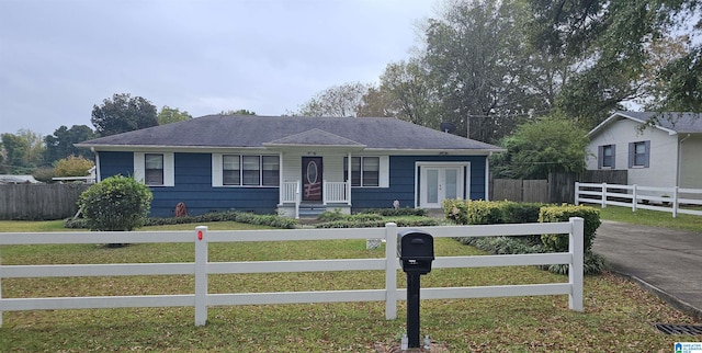 view of front facade featuring a porch and a front yard