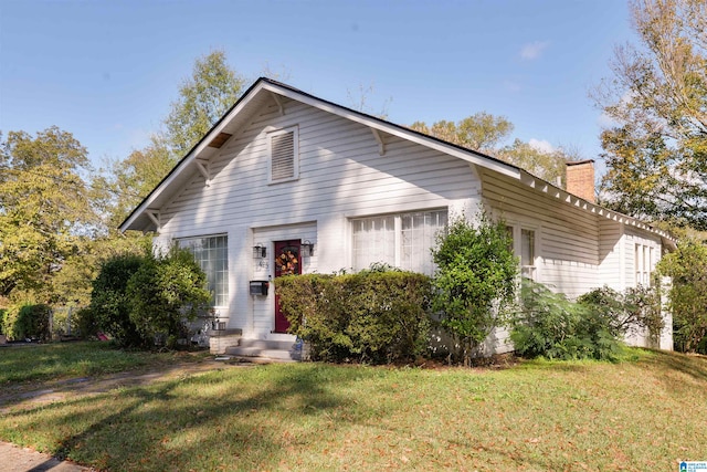 view of front facade featuring a front lawn