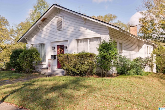 view of front of property with a front lawn