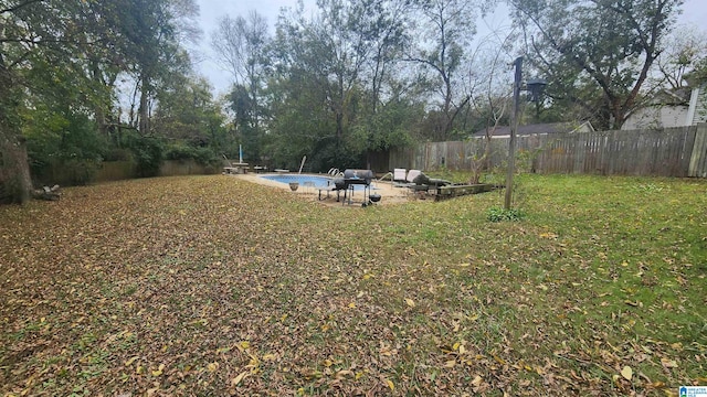 view of yard featuring a fenced in pool