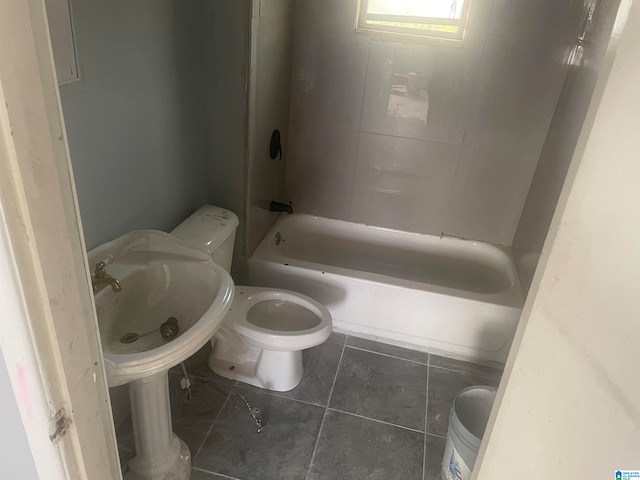 full bathroom featuring tile patterned floors, sink, tiled shower / bath, and toilet