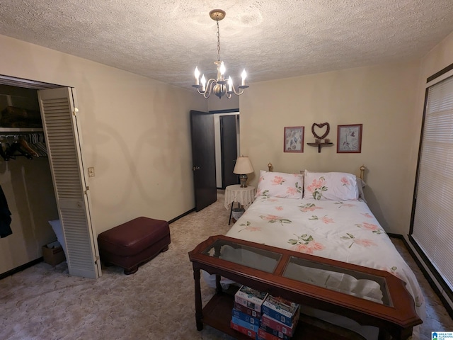 carpeted bedroom with a closet, an inviting chandelier, and a textured ceiling