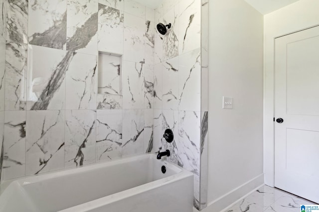 bathroom featuring tiled shower / bath