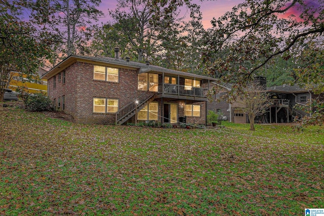 front of property featuring a lawn