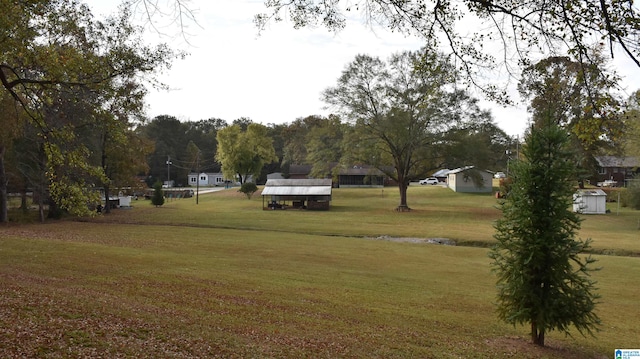 view of yard with an outbuilding