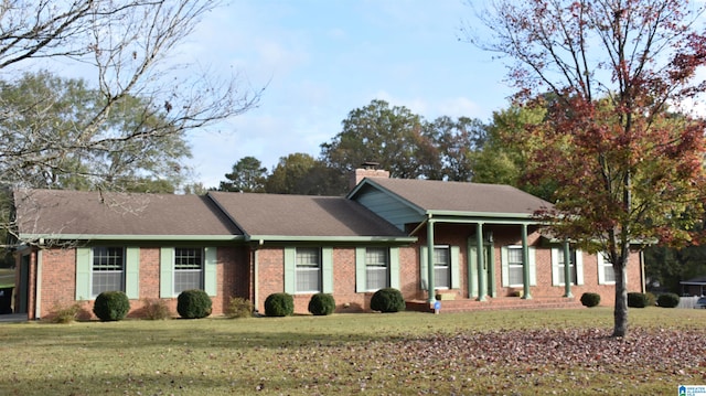 single story home with a front lawn