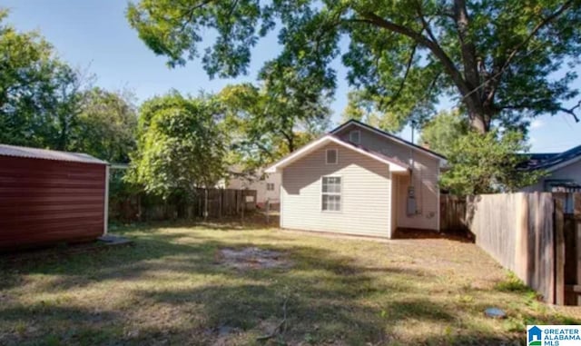 view of yard with an outbuilding