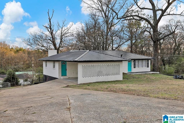 view of front of house featuring a front lawn