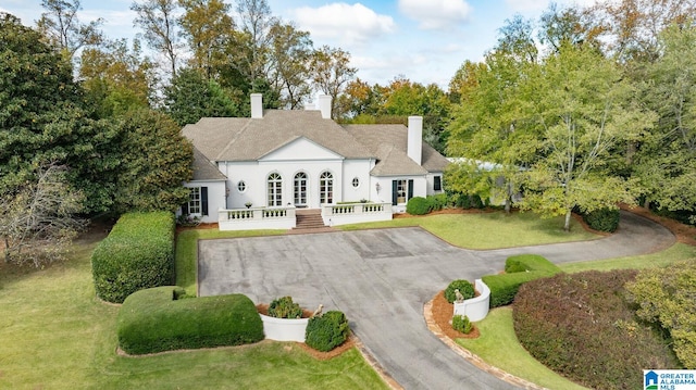 view of front of home featuring a front lawn