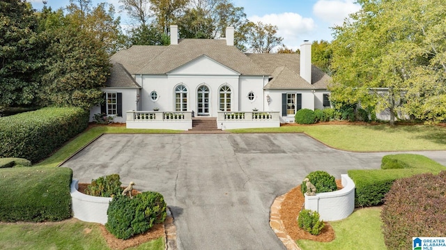 view of front of home featuring a front yard