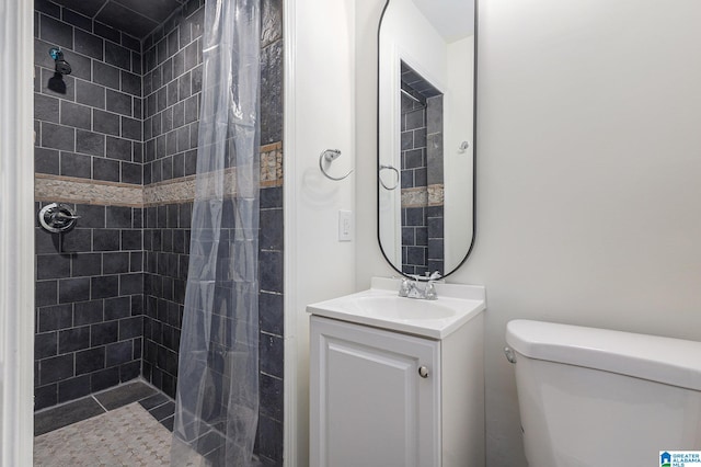 bathroom with a shower with shower curtain, vanity, and toilet