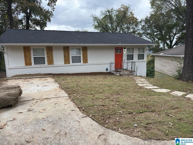 view of front of house with a front lawn