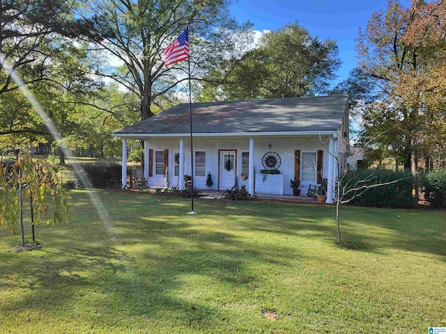 view of front of property featuring a front yard