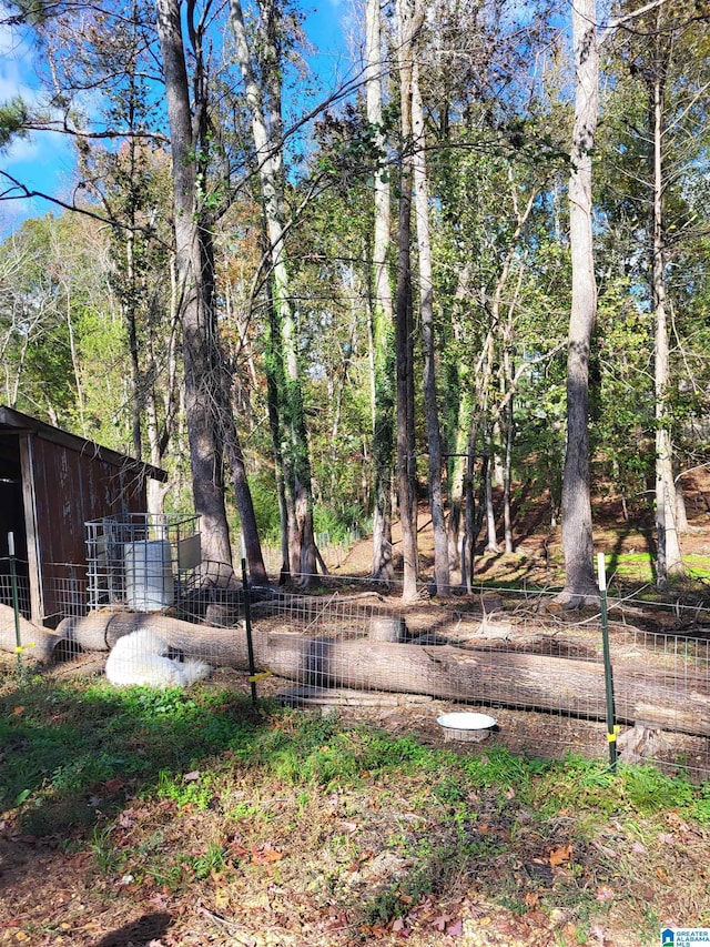 view of yard with an outdoor structure