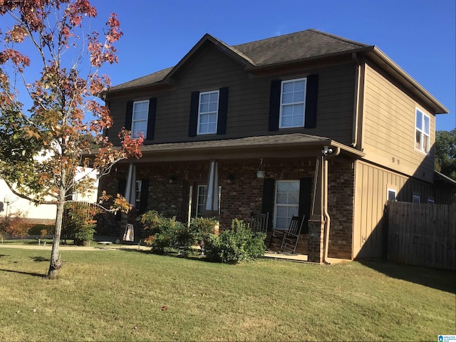 view of front of property featuring a front lawn