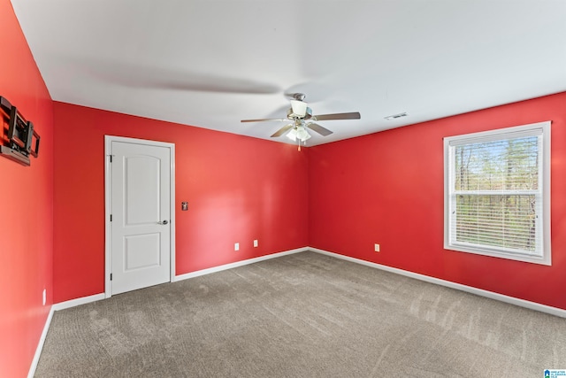 unfurnished room with carpet flooring and ceiling fan