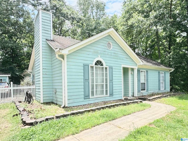 view of front facade with a front yard