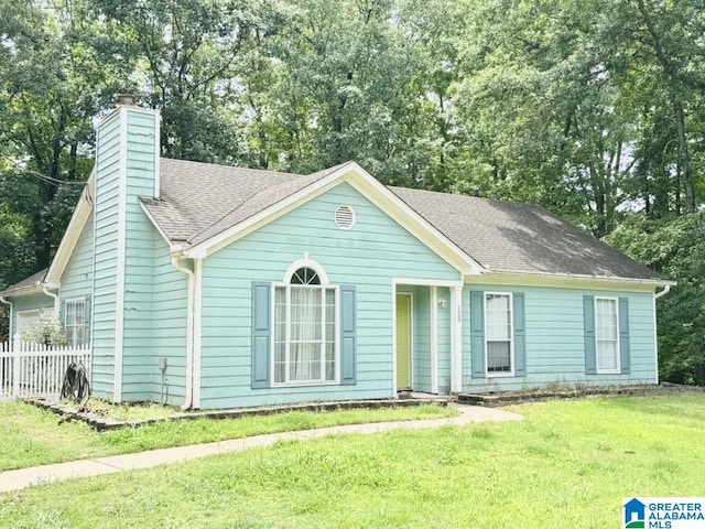 view of front of property featuring a front yard