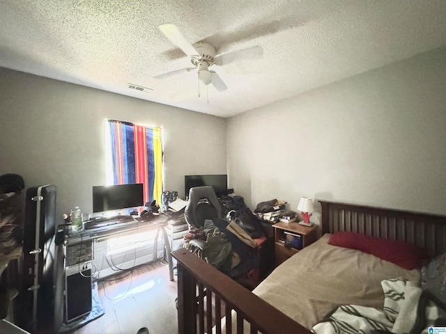 bedroom featuring ceiling fan and a textured ceiling