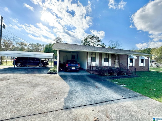 view of front of house featuring a front yard, a porch, and a carport