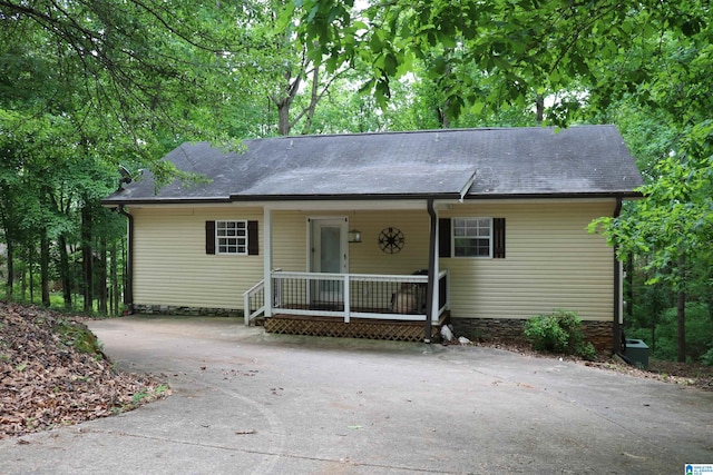 single story home with covered porch