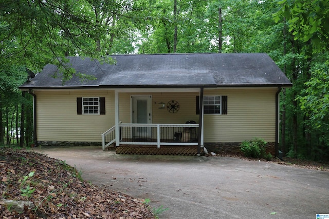 ranch-style home with a porch