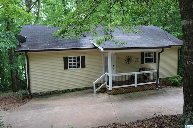 ranch-style home featuring a patio