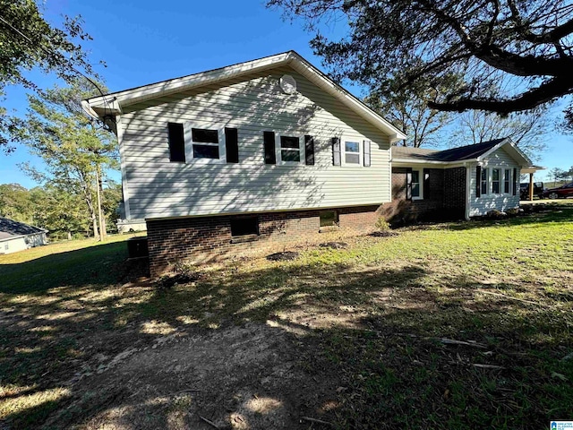 view of side of property featuring a yard