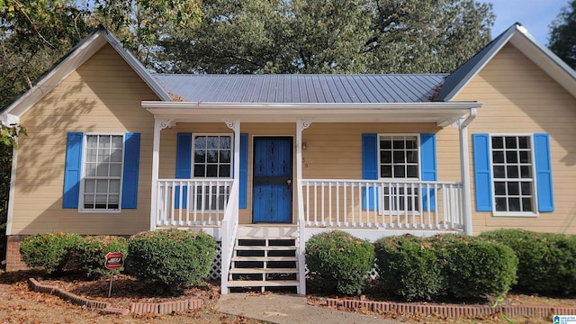 view of front of property featuring a porch