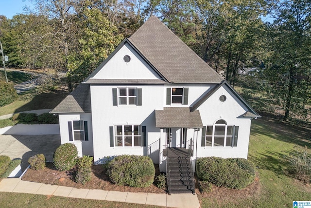 view of front of property with a front yard