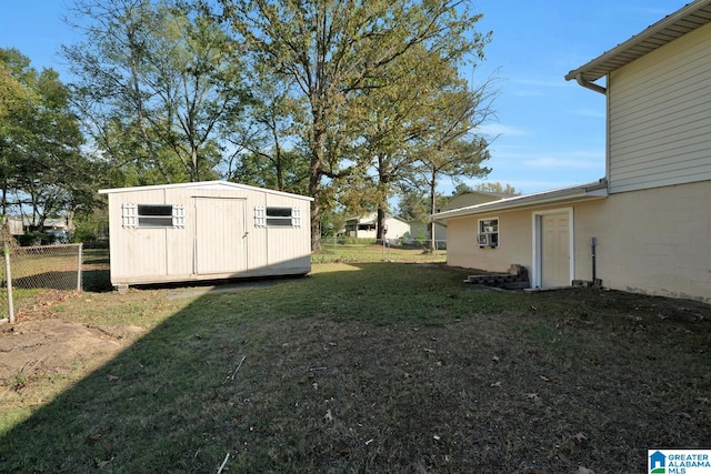 view of yard featuring a shed