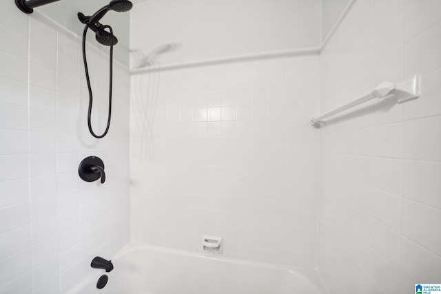 bathroom with tiled shower / bath combo