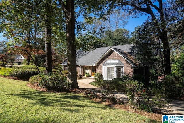 view of front of house featuring a front lawn