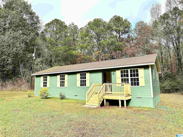 view of front of property featuring a wooden deck and a front lawn