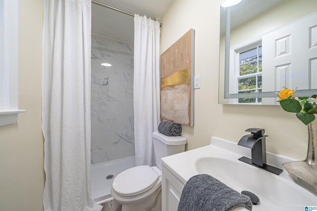 bathroom with a shower with curtain, vanity, and toilet