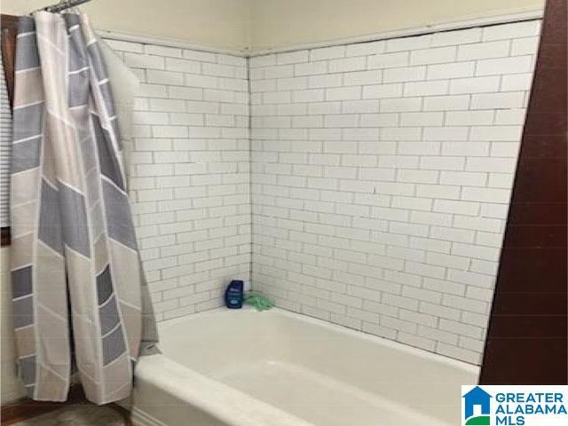 910 E 15th St, Anniston, AL 36207 - full bath with shower / bathtub combination with curtain