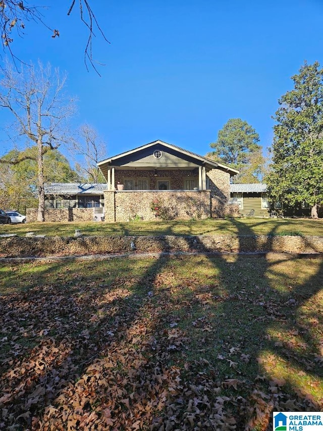 back of house featuring a lawn