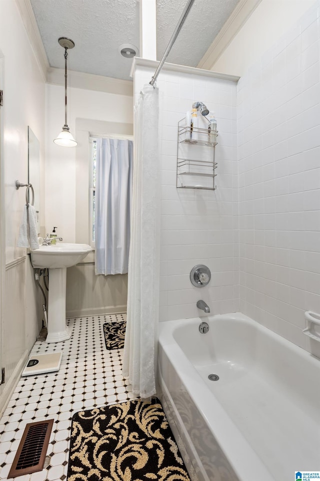 923 Cogswell Ave, Pell City, AL 35125 - bathroom featuring shower / tub combo, a textured ceiling, and baseboards
