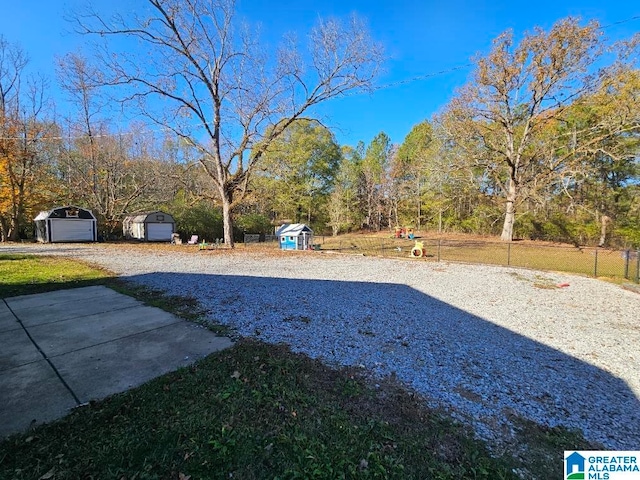 view of yard featuring an outdoor structure