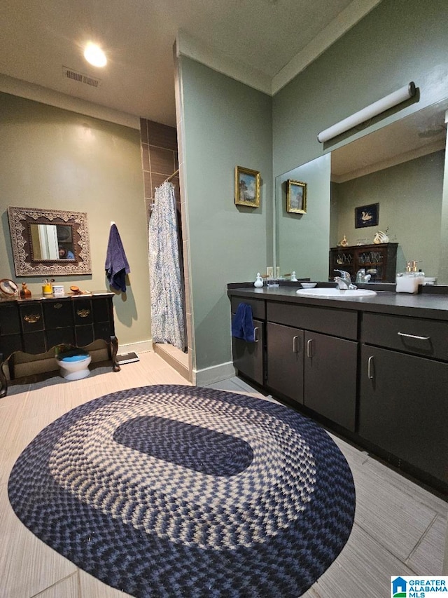 bathroom with a shower with curtain and vanity