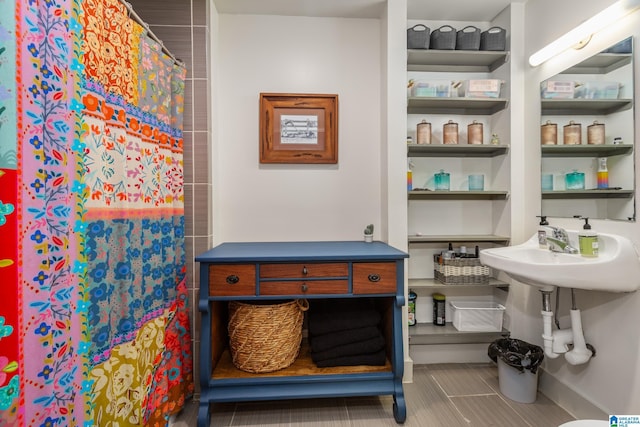 923 Cogswell Ave, Pell City, AL 35125 - bathroom featuring a shower with curtain and tile patterned flooring