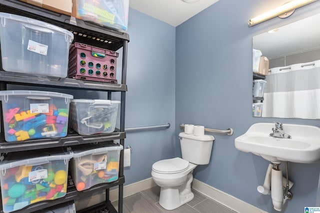 923 Cogswell Ave, Pell City, AL 35125 - full bath featuring toilet, baseboards, a sink, tile patterned floors, and a shower with curtain