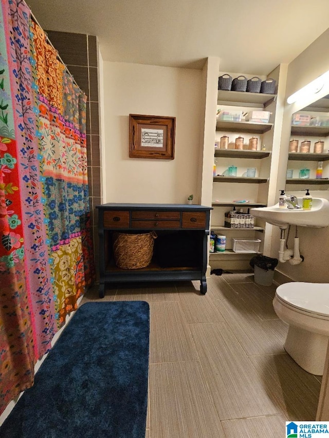 bathroom featuring a shower with shower curtain and toilet