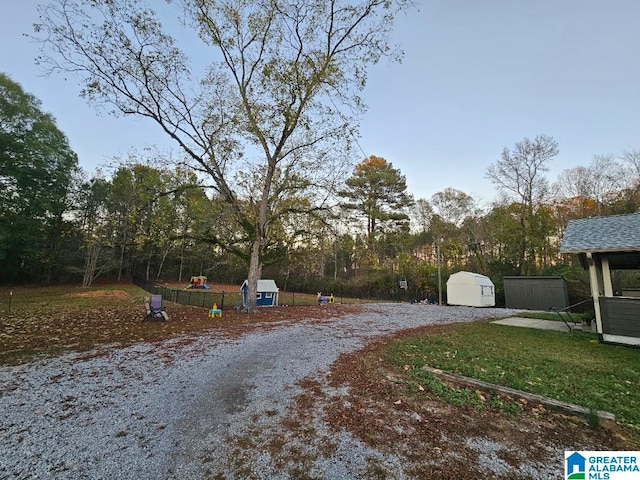 view of yard featuring a storage shed