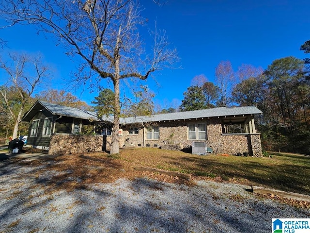 ranch-style house with a front yard