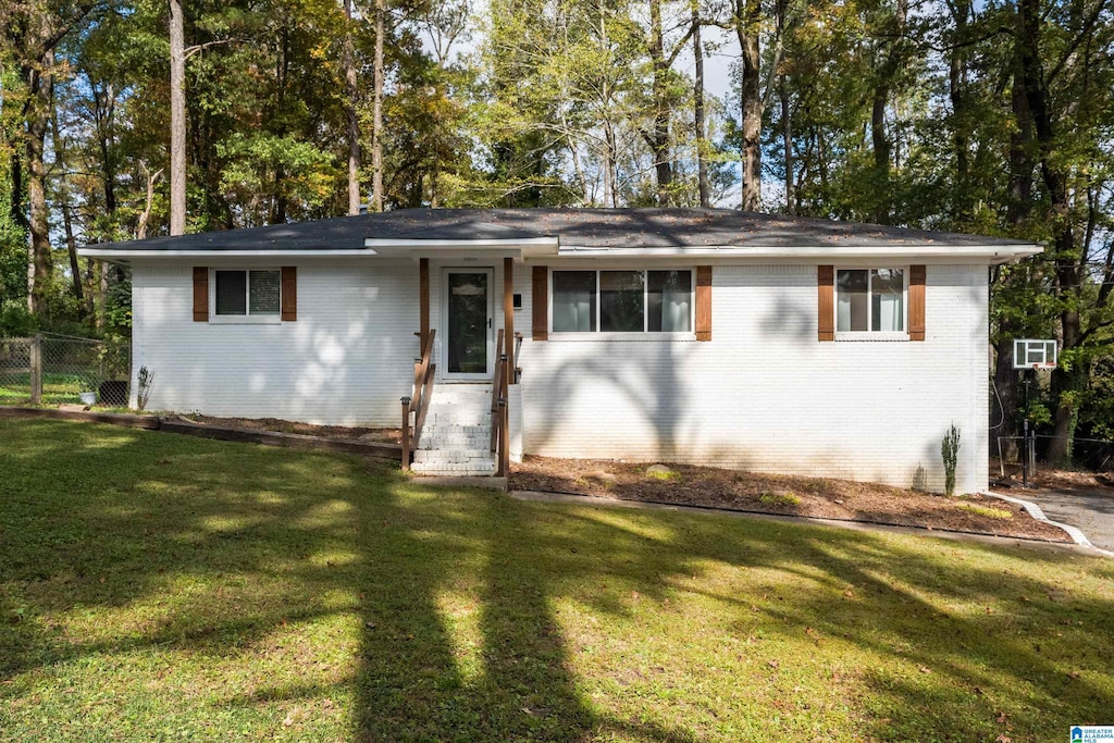 ranch-style house featuring a front yard