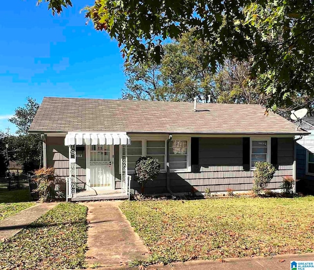 view of front of property featuring a front lawn