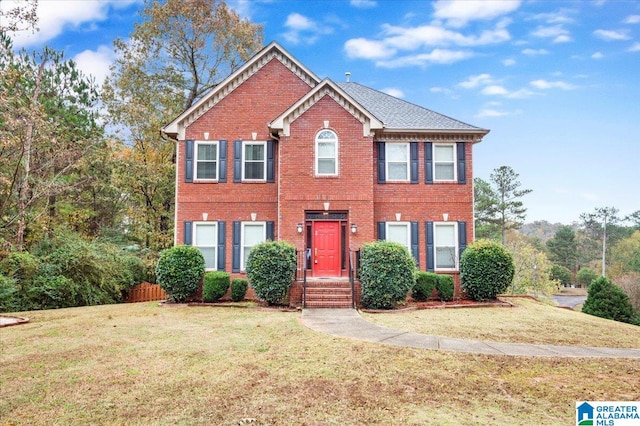 view of front of property featuring a front yard