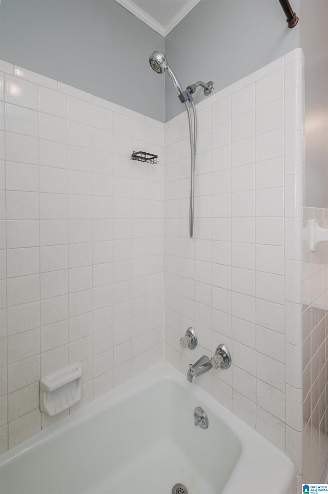 bathroom featuring tiled shower / bath and crown molding