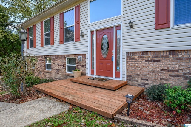 entrance to property featuring a wooden deck